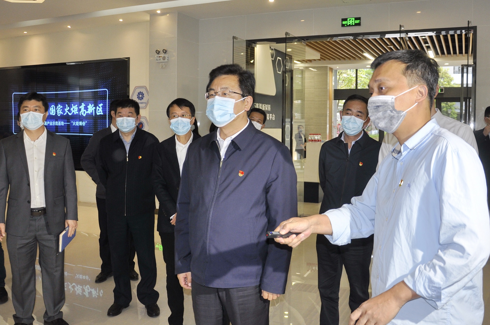 省委常委、市委书记赵龙调研厦门创新创业园石墨烯孵化器